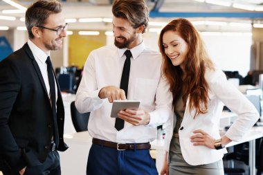 Üçü bir olarak çalışıyor.