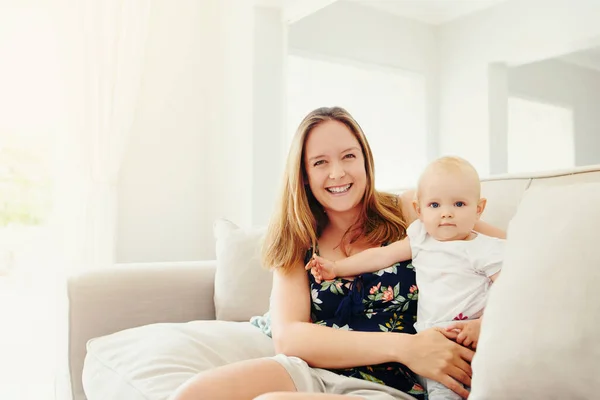 Fazendo a licença maternidade um tempo relaxante — Fotografia de Stock