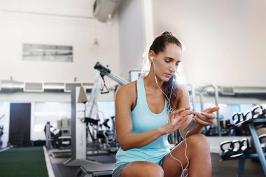 En sevdiği şarkıları seçiyor.