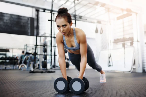 La dedicación construye la definición del cuerpo —  Fotos de Stock