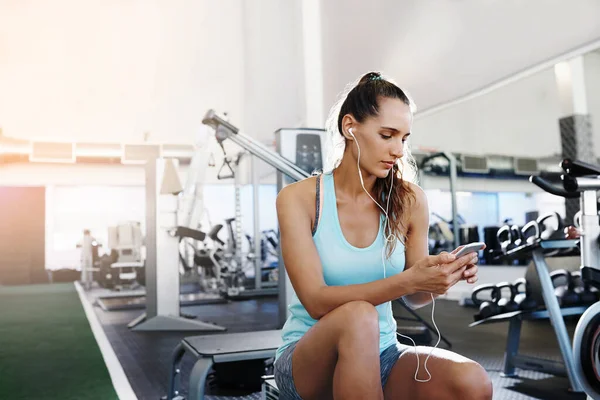 Müzik enerjiyi hissetmeme yardımcı oluyor.