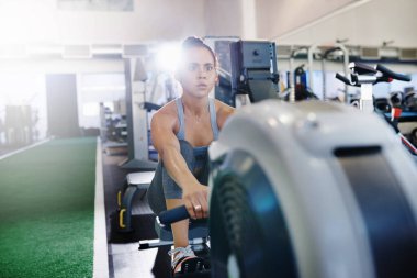 Tüm vücudunu çalıştırmak için makineye gidiyor.