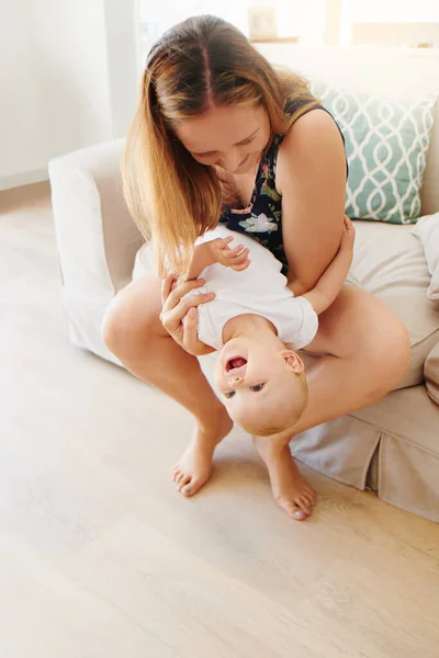 Petit bébé, beaucoup d'amour — Photo