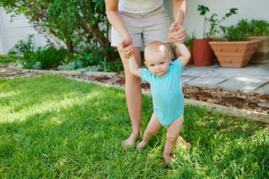 Nerede bir bebek varsa çimenler daha yeşil.