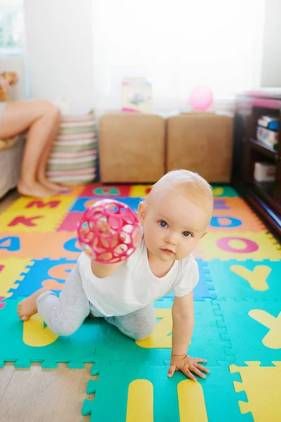 Het is jouw beurt om met het speelgoed te spelen. — Stockfoto