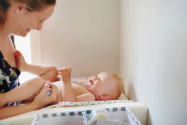 Recién salpicado bebé es feliz bebé — Foto de Stock