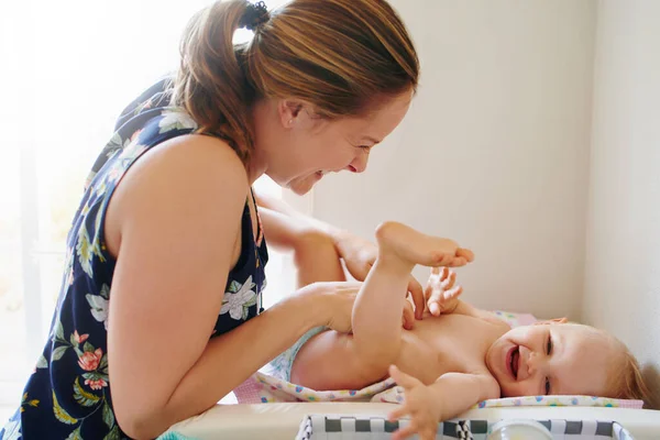 Bonding with baby happens anytime even during a diaper change — Stock Photo, Image