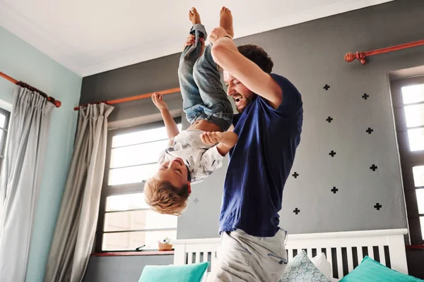 Ter uma ação embalada de manhã com meu pequeno campeão — Fotografia de Stock