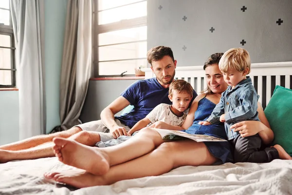 Todos nós compartilhamos um amor por livros — Fotografia de Stock