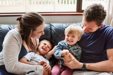 Gıdıklamalarımızla günün tadını çıkarıyoruz.