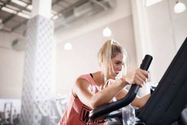 Sahip olduğu her şeyi vererek.