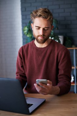 Akıllı telefonunun tasarım özetini aldı.