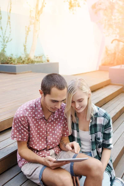 Moderne technologie geeft koppels meer mogelijkheden om te verbinden — Stockfoto