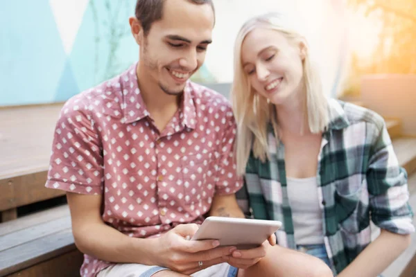 Sie verbinden sich jeden Tag mehr — Stockfoto