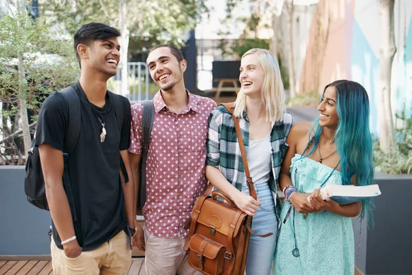 Wir haben auf dem College großartige Menschen kennengelernt — Stockfoto