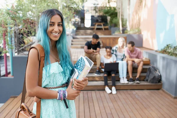 Lehrbücher sind am College ein Lebensretter — Stockfoto