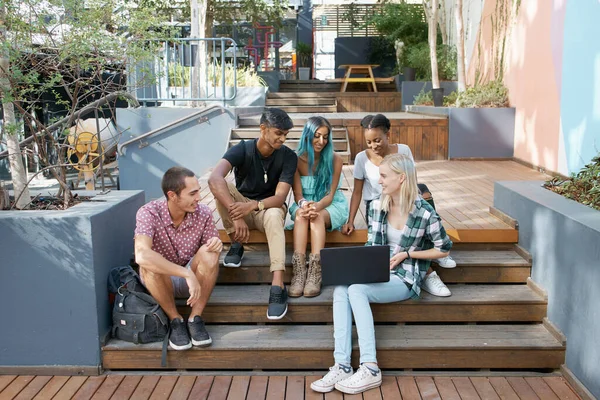 Abhängen mit den besten Studenten auf dem Campus — Stockfoto