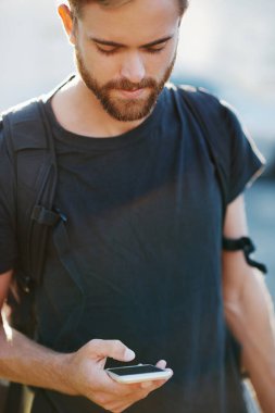 Telefonundaki haritaya bakıyorum.