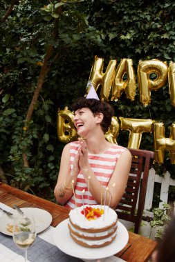 Doğum gününde onu özel hissettiriyordu.