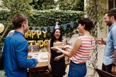 Sana pasta almak zorundaydık.