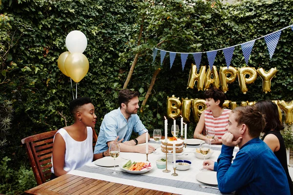 Celebrar com amigos — Fotografia de Stock