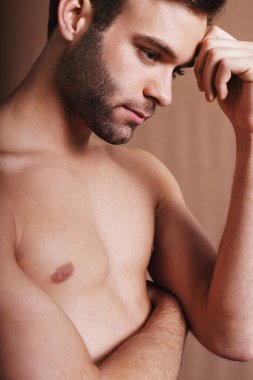 Duygularıyla temas halinde.