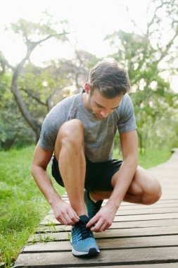 Hedeflerine doğru kafa kafaya koşmaya hazır ol.