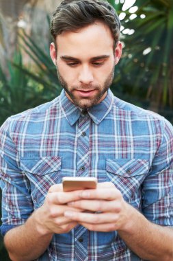 Yakışıklı bir delikanlının dışarıda dikilirken attığı kısa bir mesaj.