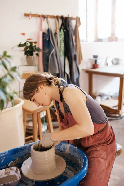 Shot Woman Molding Clay Pottery Wheel — Stock Photo, Image