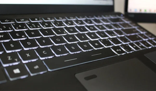Fajna Czarna Klawiatura Laptopa Podświetlonymi Przyciskami — Zdjęcie stockowe