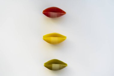 Konchiglioni kırmızı, sarı ve yeşil renkli. Işık kaydedici şeklinde, beyaz arkaplan şeklinde değil..