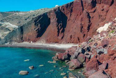 Kızıl Kayalıklar ve Santorini 'nin Turkuaz Suyu Kızıl Kumsal