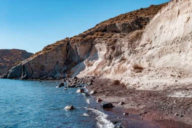 Beyaz Kaya ve Deniz Santorini 'deki Aspri' nin beyaz plajında