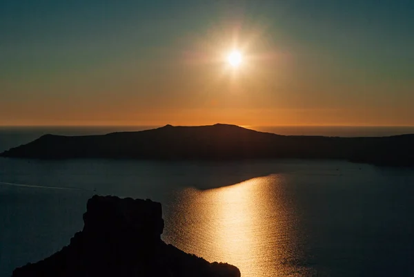 Vista del atardecer sobre la caldera sobre el telón de fondo de la roca de Skaros, Santorini, Grecia — Foto de Stock