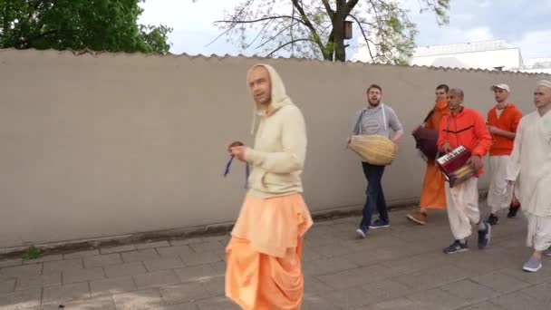 Vilnius Litauen Maj 2022 Grupp Hare Krishnas Vandrar Längs Gata — Stockvideo