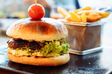 Ön plana odaklan, hamburger ve patates kızartması..