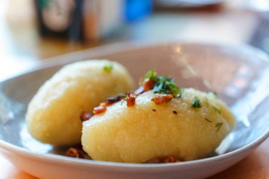 Litvanya 'nın ulusal yemeği: Patates köftesi, sebzeli zeplin ve tabakta çıtırtı..