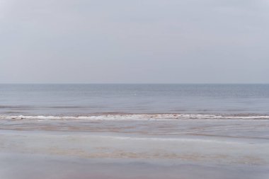 Jurmala 'da Baltık Denizi' nde kış deniz manzarası.