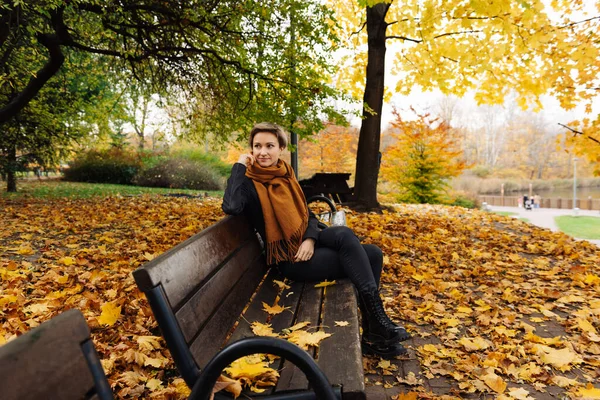 Bionda Dai Capelli Corti Riposa Parco Autunnale Seduta Una Panchina — Foto Stock