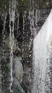 Şelalenin düşen sularının dikey yavaş videosu.