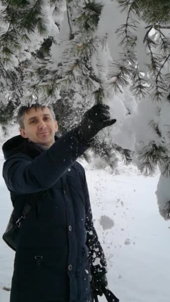 Homme Hiver Secoue Neige Des Branches Pin Vertical Slowmo Video — Video