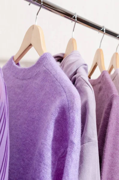 화려 한 자주색, 쇼핑 레일 위의 라벤더 색으로 유행하는 옷들을 클로즈업하는 모습. — 스톡 사진