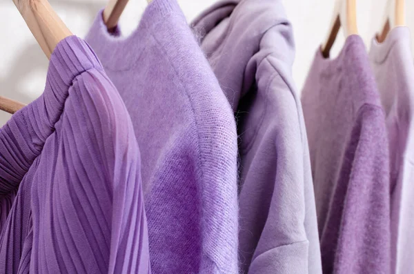 화려 한 자주색, 쇼핑 레일 위의 라벤더 색으로 유행하는 옷들을 클로즈업하는 모습. — 스톡 사진