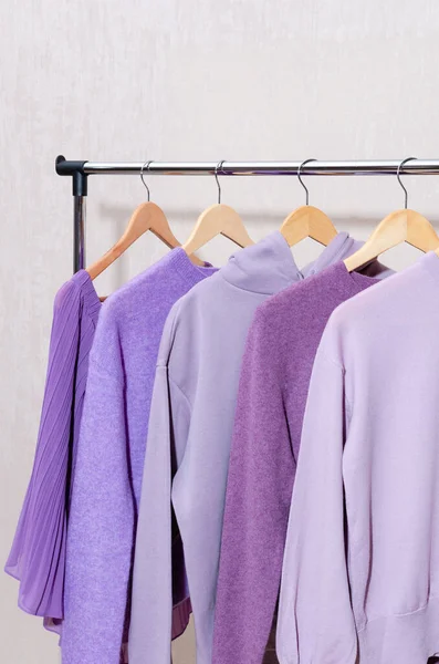Mor renkli, modaya uygun bluzlar, alışveriş korkuluklarında asılı lavanta renkleri. Biçim, dairesel ekonomi. — Stok fotoğraf