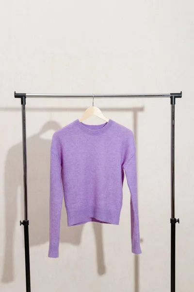 유행하는 보라색 라벤더 옷 옷걸이에 화려 한 스웨터를 입고. — 스톡 사진