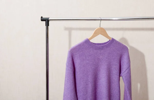 Modny fioletowy, lawendowy, bardzo peri sweter makieta na wieszaku na ubrania. — Zdjęcie stockowe