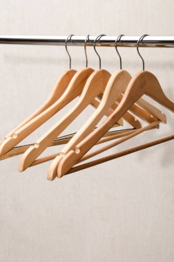 Boş elbise askıları beyaz arka planda bir alışveriş korkuluğunda asılı. Perakende, aşırı tüketim, moda, ikinci el konsept
