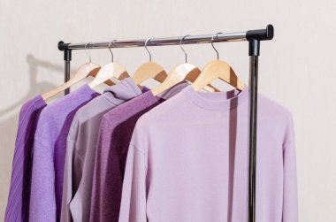 Mor renkli, modaya uygun üstler, alışveriş raylarında asılı lavanta renkleri.. 