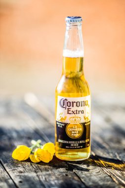 Sahilde limon meyveli Corona şişesi içilmeye hazır. Corona Extra, Meksika 'da üretiliyor ve dünyanın dört bir yanındaki diğer ülkelere ihraç ediliyor.. 