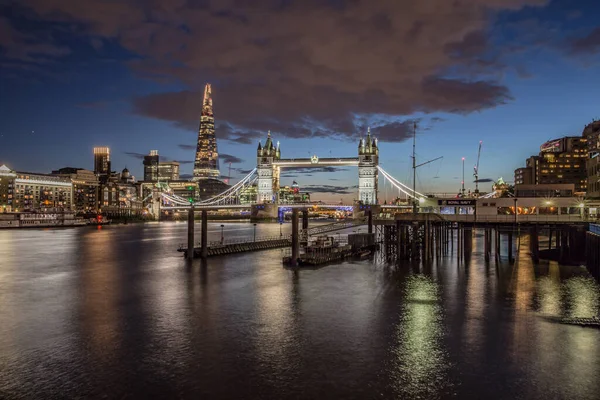 ロンドンの象徴的なタワーブリッジ ライトアップされたタワーブリッジとロンドンのスカイラインをご覧ください — ストック写真